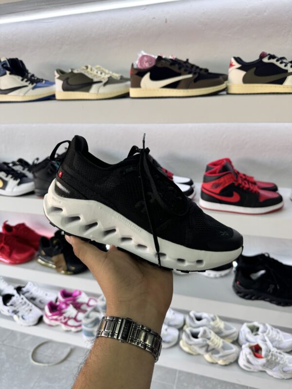 On Cloud Negro/Blanco
