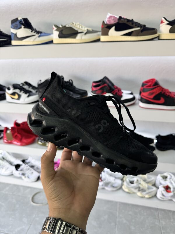 On Cloud Negro